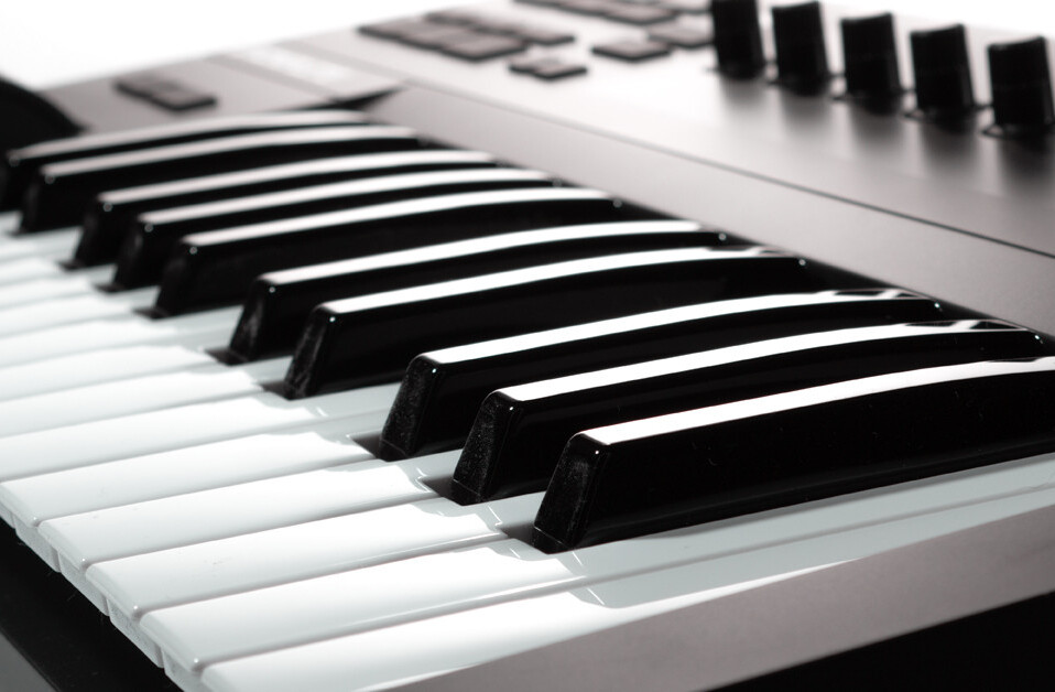 The Komplete Kontrol A25 is an excellent MIDI-controller without any bloat