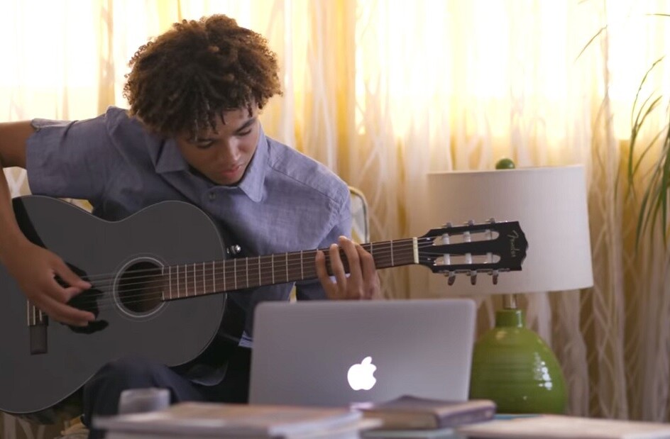 Fender Play is an excellent guitar tutor for people with social anxiety