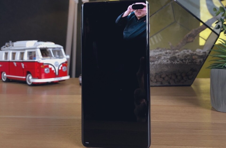 Wallpapers cleverly hiding Samsung Galaxy S10’s camera cutout are my favorite thing online