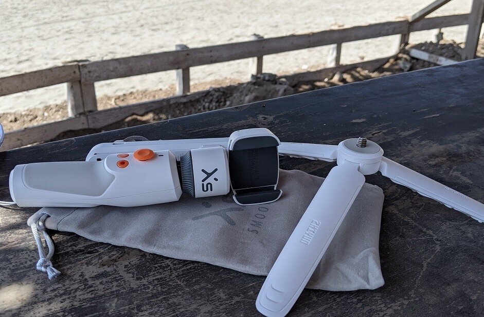 Review: The Smooth XS smartphone gimbal is a great selfie stick with a crummy app