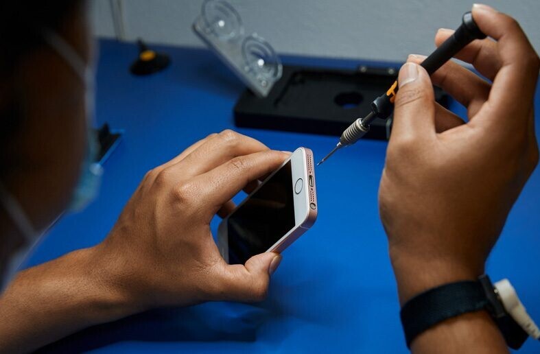 Apple is making it easier to get your iPhone fixed at a repair shop near you