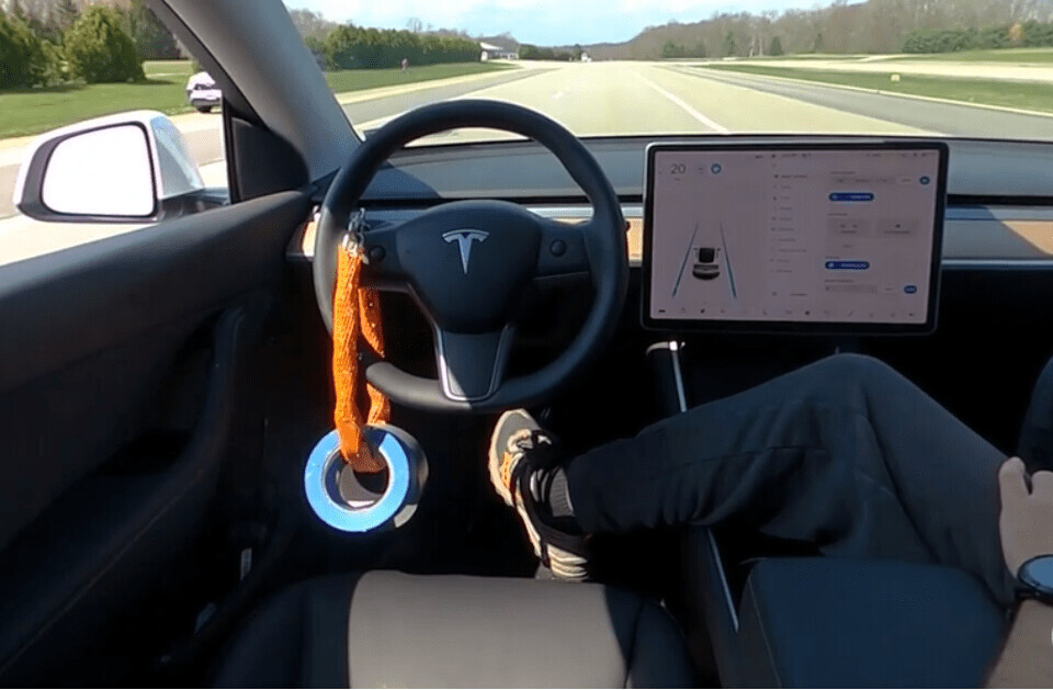 Experiment shows how easy it is to ‘drive’ a Tesla from the passenger seat