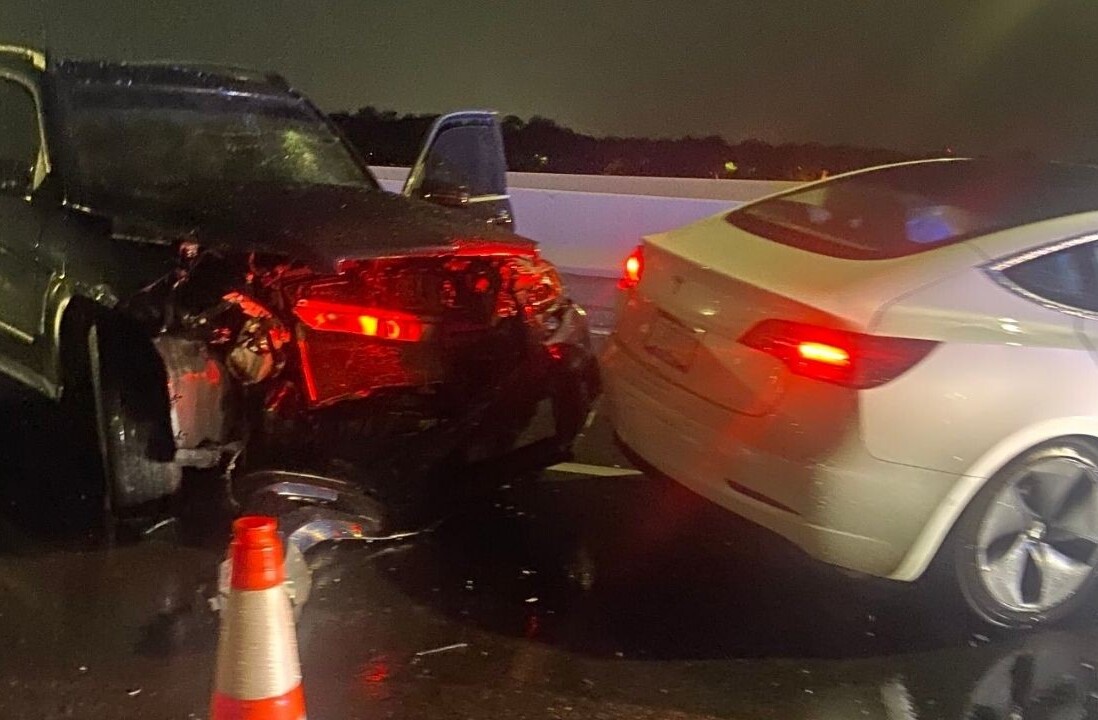 Tesla on Autopilot crashes into two parked cars… again…