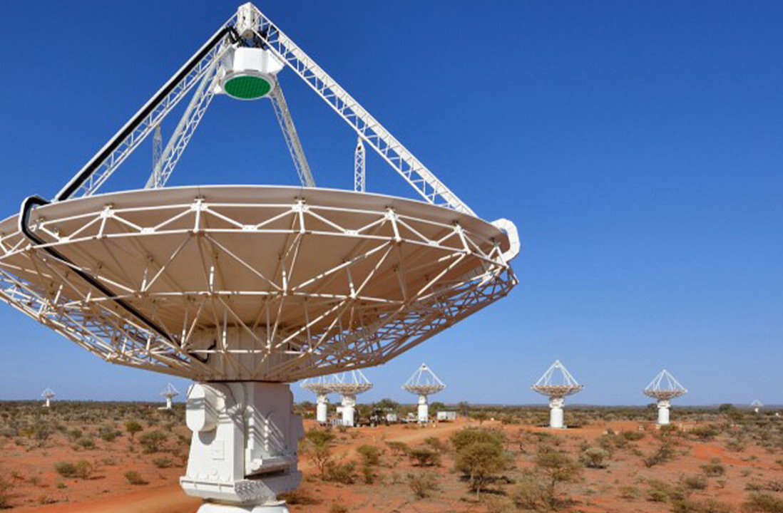 What the hell is that weird flashing from the center of the galaxy?