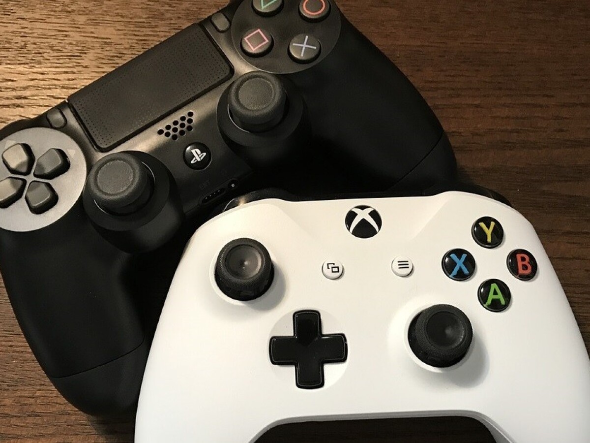 Steam ps4. Хбокс и плейстейшен контроллеры. Геймпад Microsoft Xbox Series вживую красный. Игровые приставки 2023. 5 Поколение консолей.