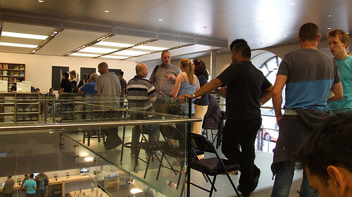 US iPhone 4 Shipping Date Slips Again, UK Remains Unchanged. AT&T At Fault?