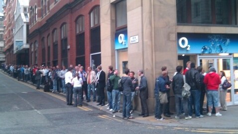 Thousands Queue as iPhone 4 Launches in the UK