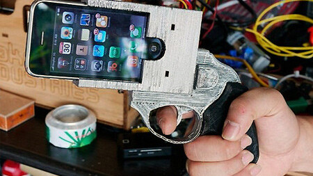 Robber holds up restaurant with an iPhone, bails when staff pull knives