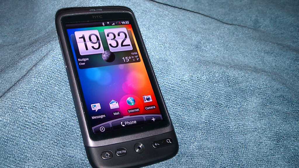 Interest in Apple’s iPhone 4 drops as free HTC smartphones tempt UK consumers