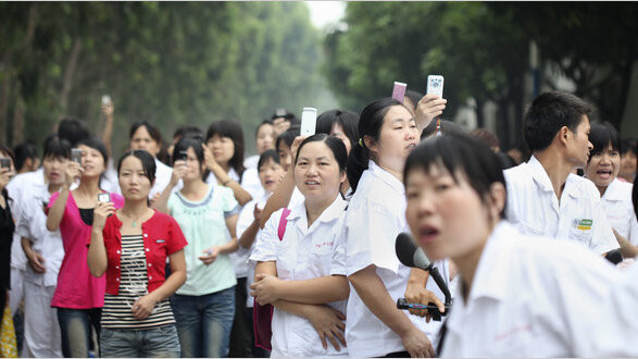 Beijing to track citizens with their cell phones