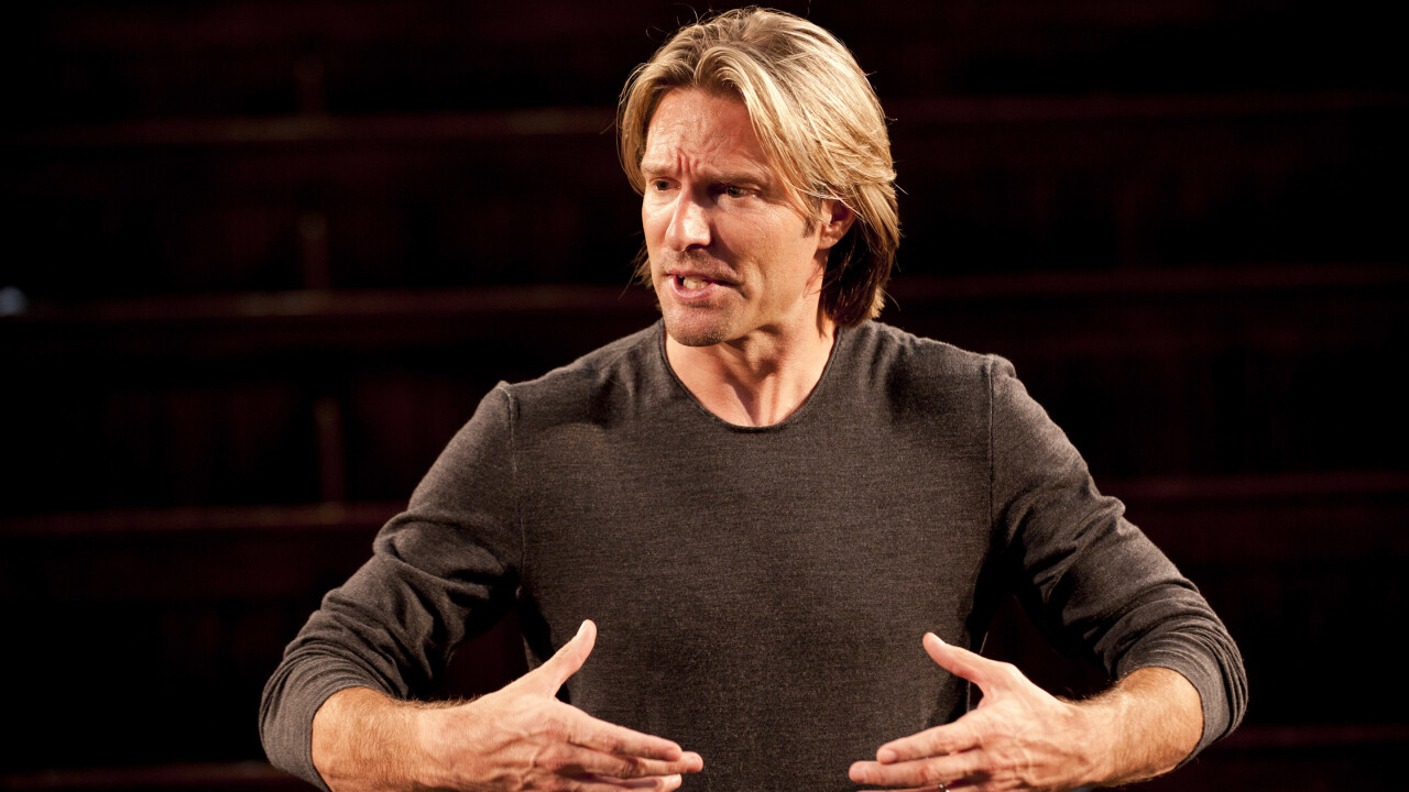 Eric Whitacre conducts a virtual choir of 2,000 voices on YouTube