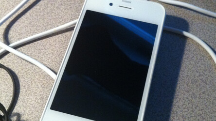 White iPhone 4 set to arrive this month, iPhone 5 in September