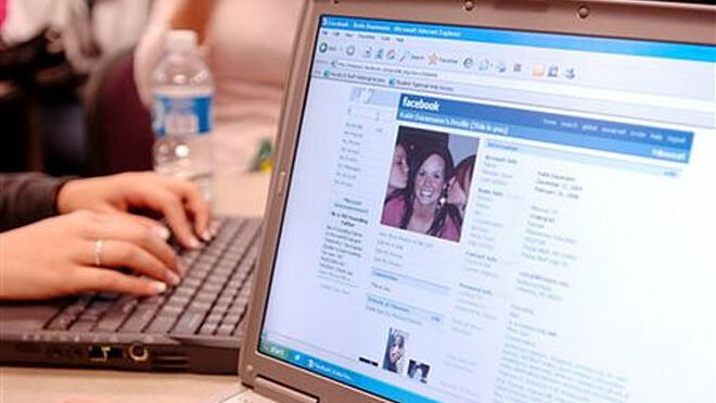 Facebook might be behind the success of university students [Infographic]