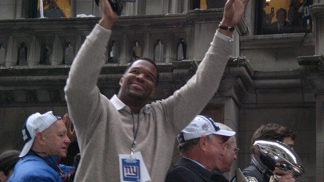 Michael Strahan invades video community app Viddy with #StrayDay