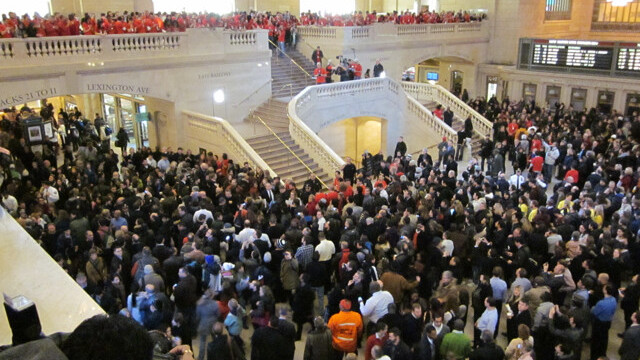 Massive crowds gather for Apple’s Grand Central Terminal NYC store opening