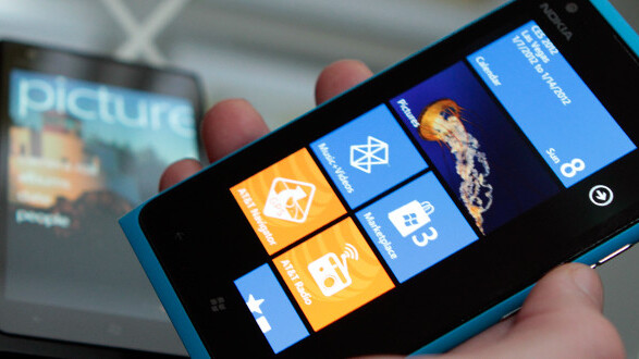 Nokia acknowledges Lumia 900 issue, plans software update and $100 discount