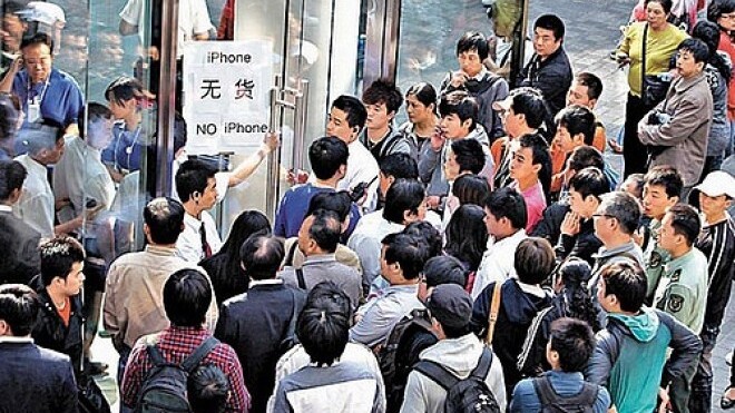 Chaos sees one Beijing store close as Apple launches the iPhone 4S in China
