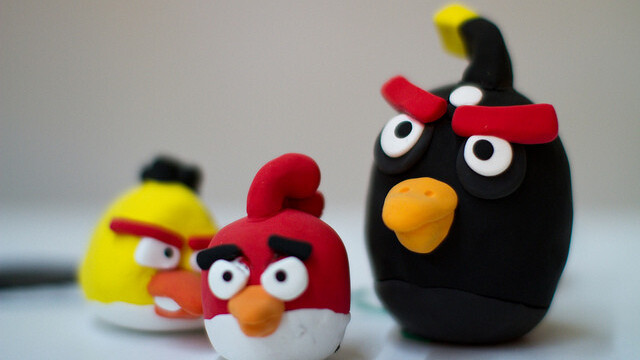 Angry Birds crashes onto Facebook a day early, available to play now