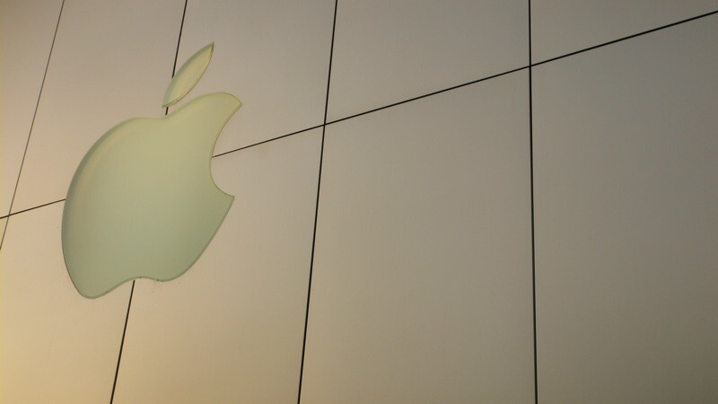 Woman sues Apple for $1 million after breaking her nose at a glass-fronted Apple Store