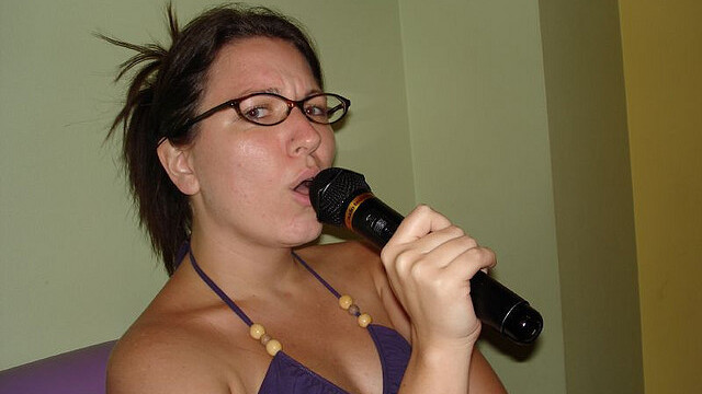 Fetchnotes raises enough money to run its servers for 4 months by singing karaoke
