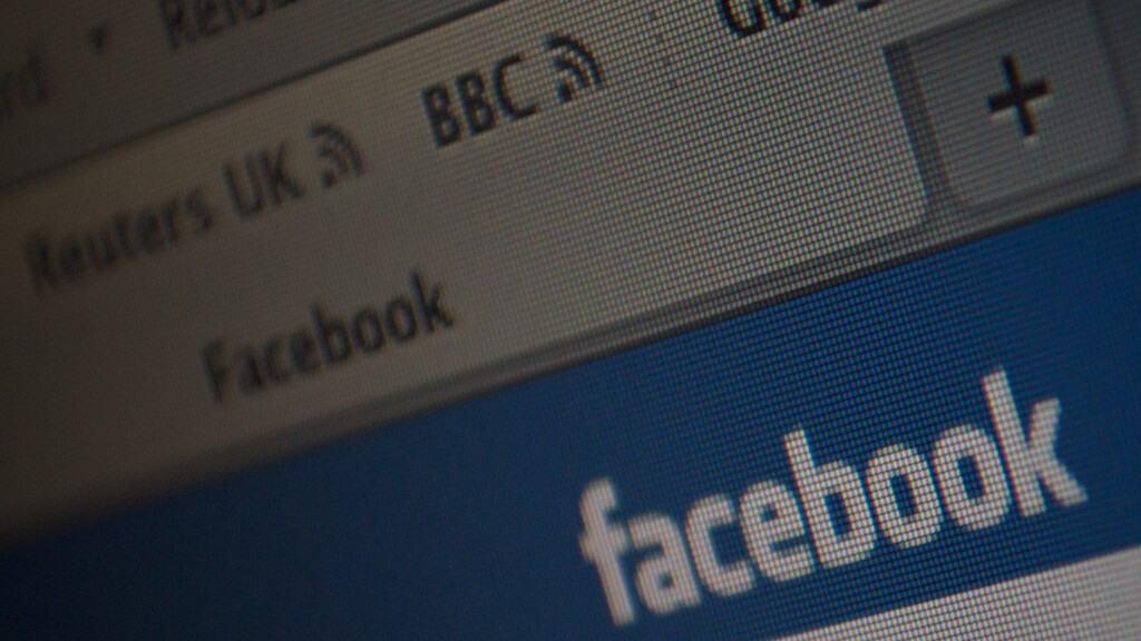 Facebook is rolling out an Instapaper-style ‘save it later’ feature