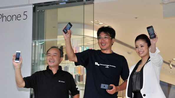 Japan’s NTT DoCoMo says it’s open to carrying Apple’s iPhone