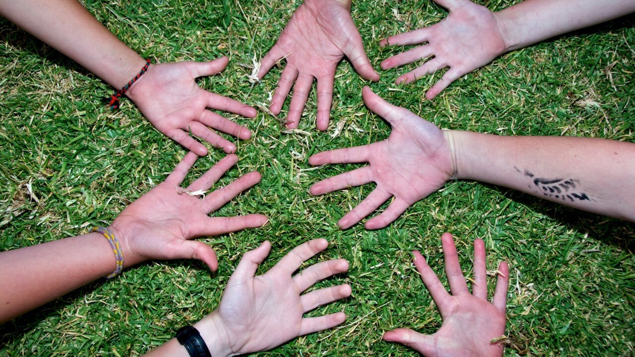 Facebook for Android updated with faster photo viewing, broader story sharing, and voice messages