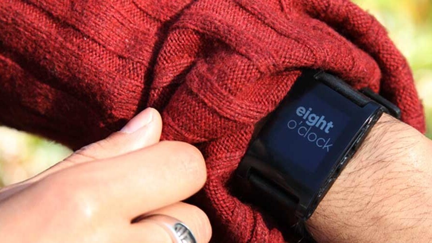 Pebble smartwatch enters mass production, featuring Sharp display, 7-day battery life, ships Jan 23