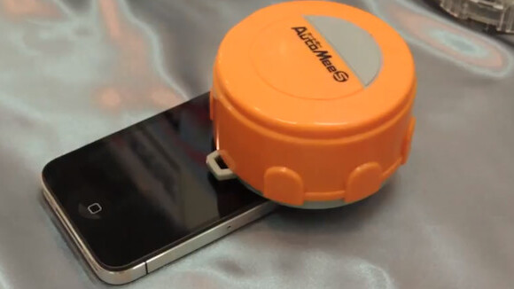 This pint-sized Roomba-like robot cleans your iPad and iPhone’s screen in minutes