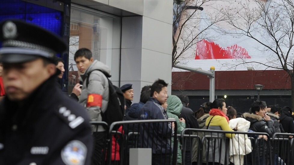 No more iRiots: Why Apple fans in China prefer to buy from carriers