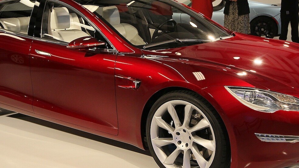 Tesla teams up with Rdio to bring music streaming to its European cars