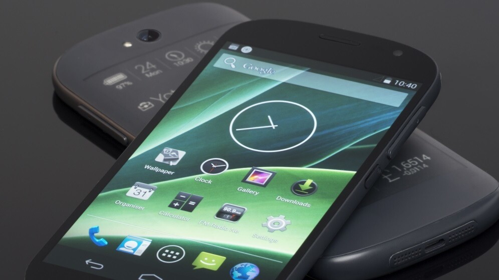 This is the new YotaPhone: A 5″ Android smartphone with a 4.7″ touchscreen e-ink display on the back