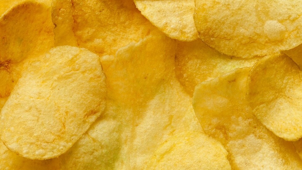 Incredible: these scientists eavesdropped through soundproof glass thanks to a bag of crisps