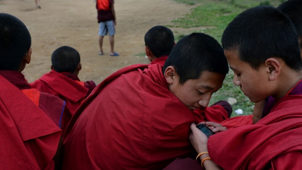 This chart shows the world’s internet usage shifting to smartphones