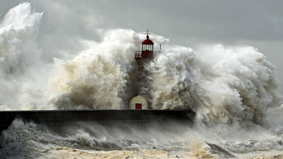 Wild waves: 14 photos of the ocean overtaking the Earth