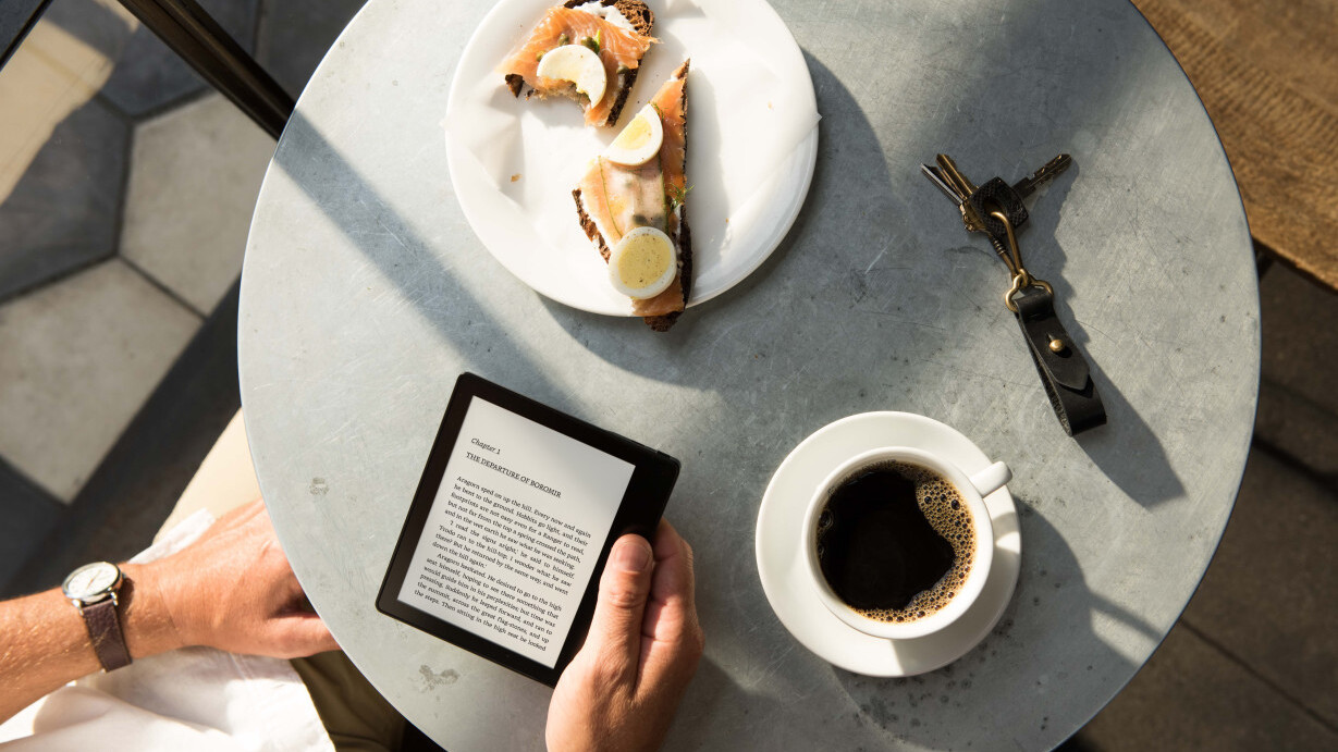 Amazon’s $289 crazy thin Kindle Oasis has a battery cover that adds months of charge