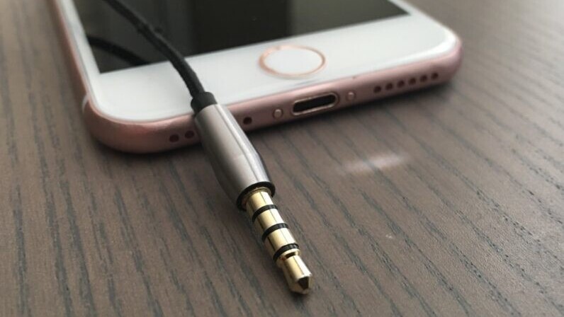 iPhone 7 leak suggests lightning EarPods AND headphone jack incoming