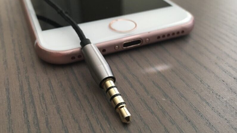 iPhone 7 leak suggests lightning EarPods AND headphone jack incoming