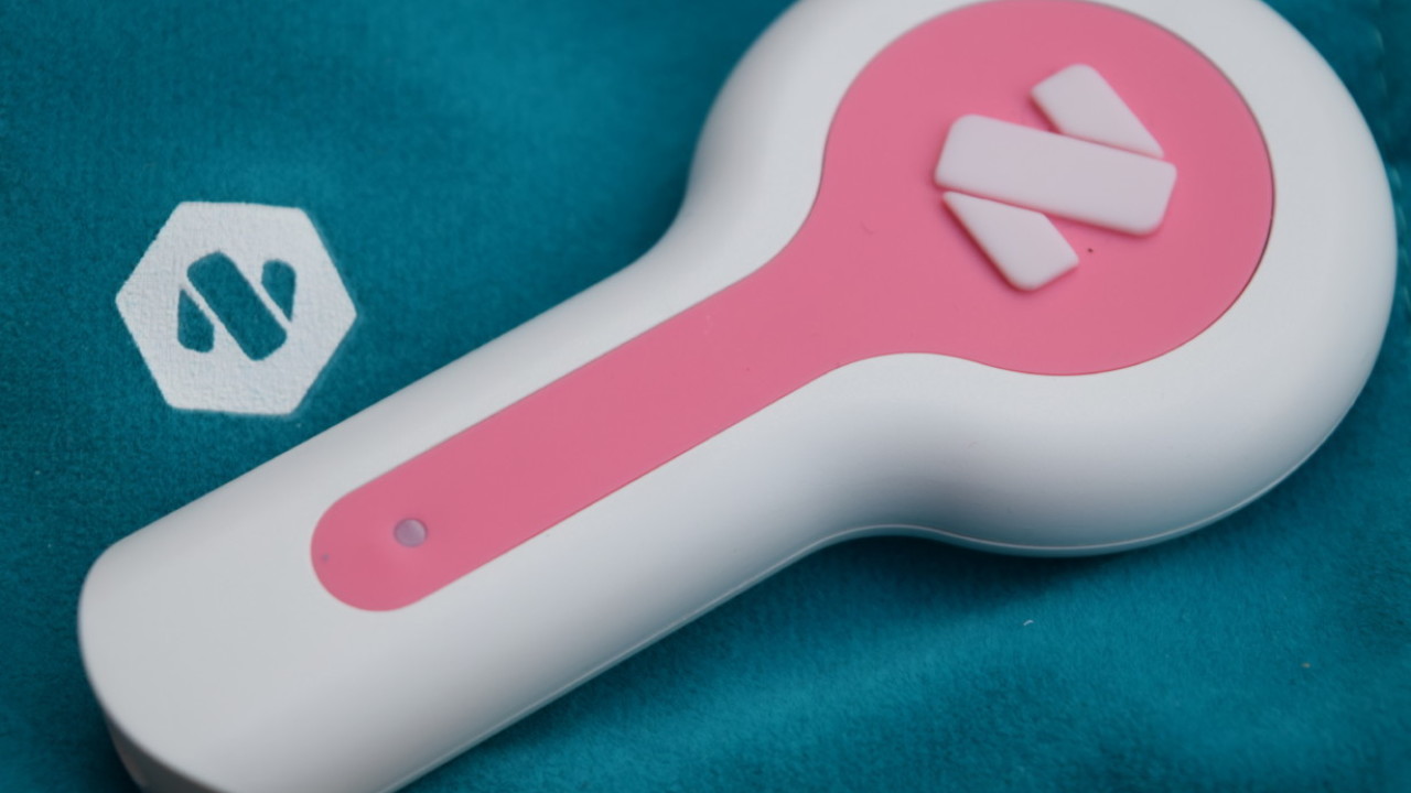 Flo is a smartphone-based thermometer with a nifty little trick