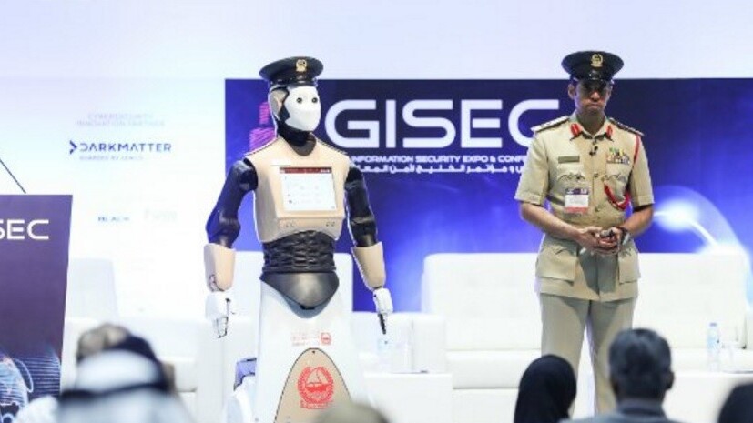 Robot cop begins patrolling the streets of Dubai