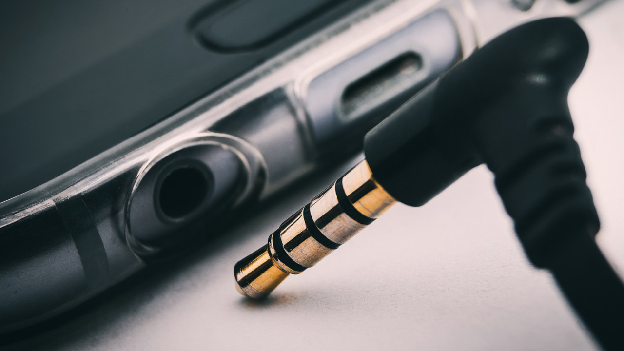 Counterpoint: Why phone makers are trying to kill the headphone jack