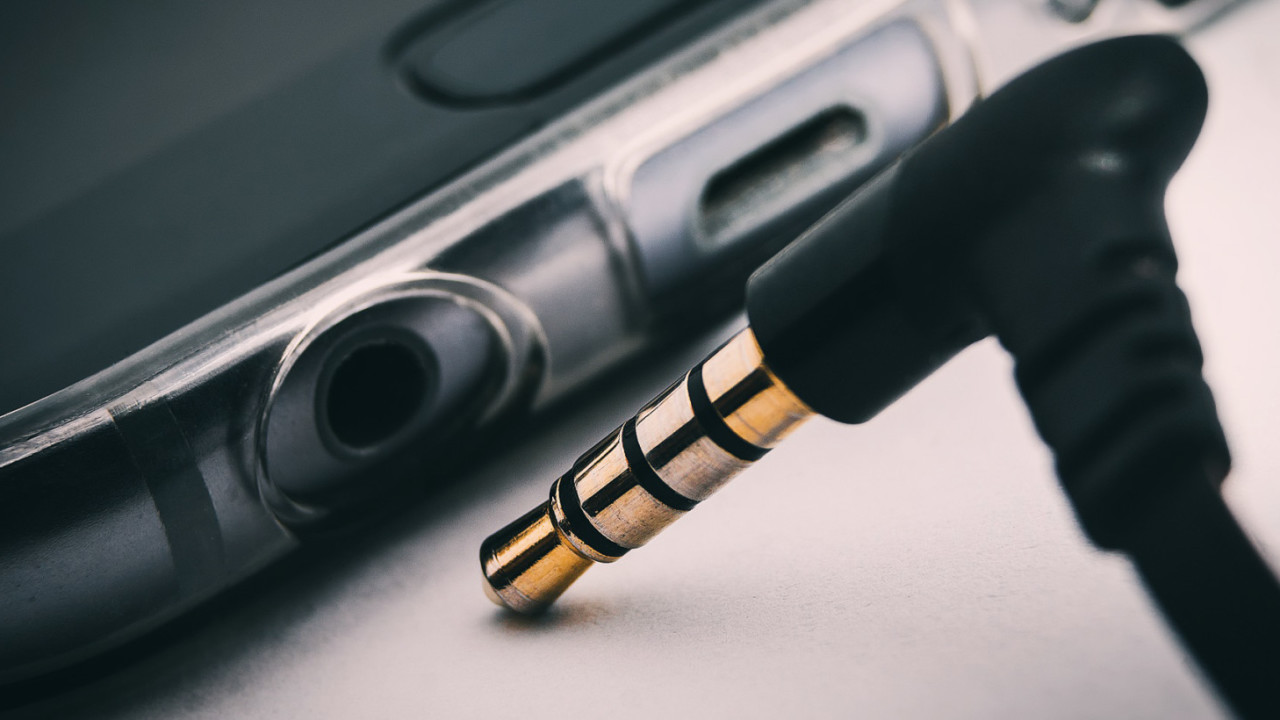Counterpoint: Why phone makers are trying to kill the headphone jack