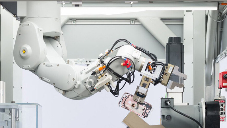 Apple’s recycling robot disassembles 200 iPhones an hour