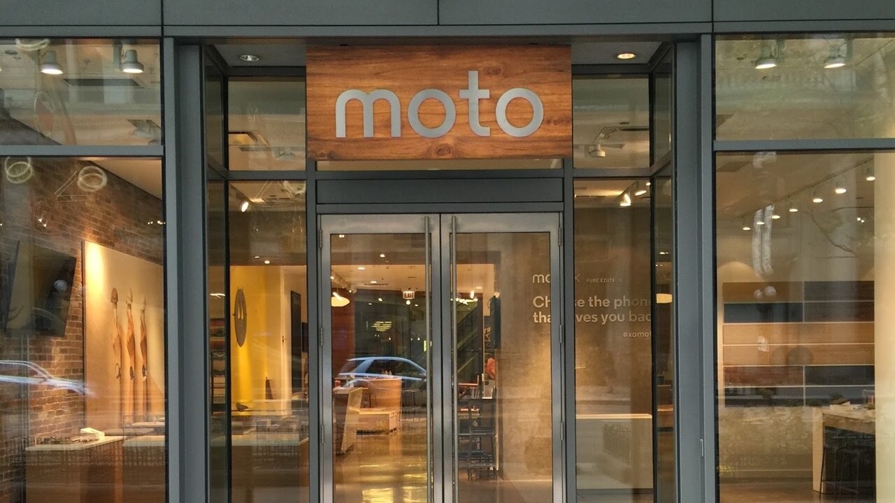 Motorola is opening a Chicago-area retail shop for the holidays