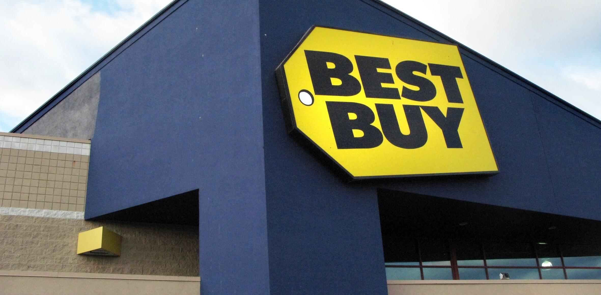 Best Buy employees gift Wii U to teen that played store’s demo console every day
