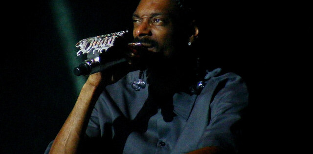 Snoop Dogg experiments with the future of print with smokable songbook [video]