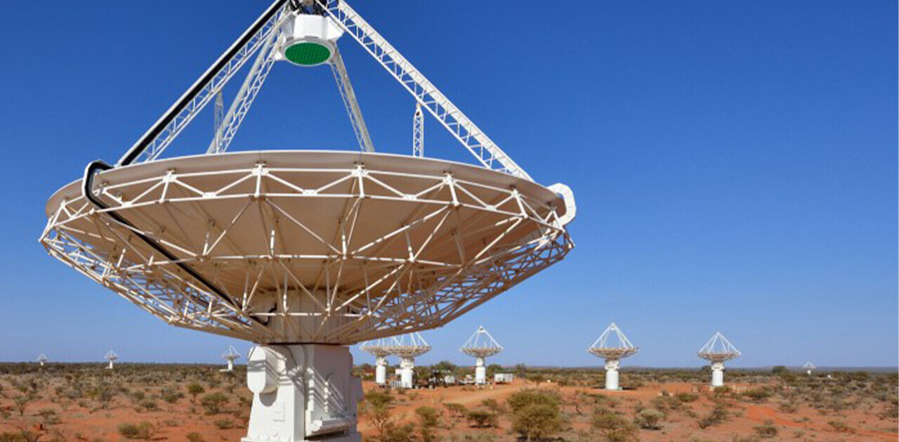 What the hell is that weird flashing from the center of the galaxy?