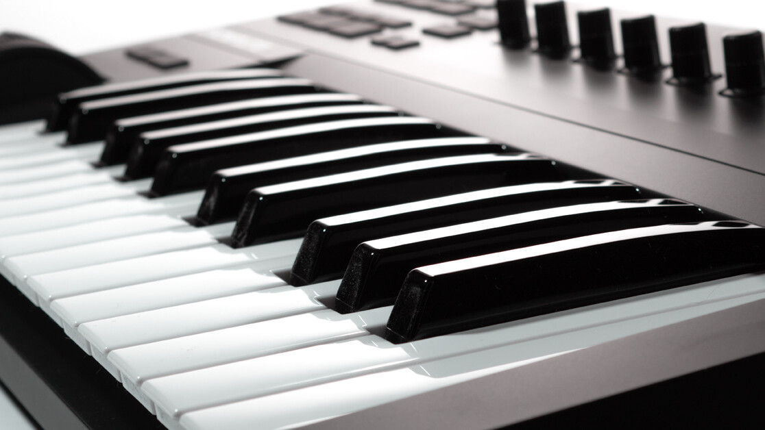 The Komplete Kontrol A25 is an excellent MIDI-controller without any bloat
