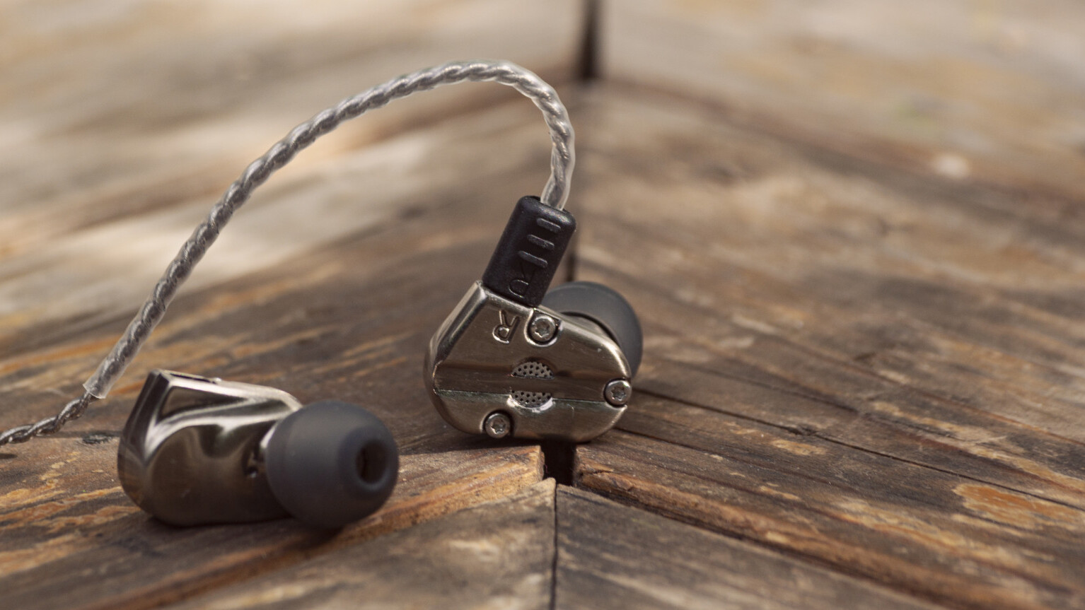 RevoNext’s outstanding $30 earphones make the wired/wireless switch a breeze