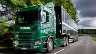 Sweden&#8217;s Scania unveils world&#8217;s first semi-truck covered in solar panels